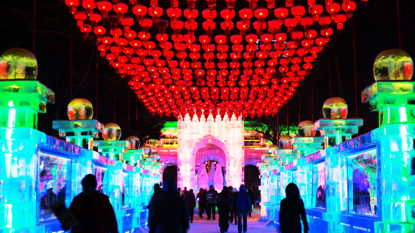 Svetelná show ľadových palácov a lampášov na...