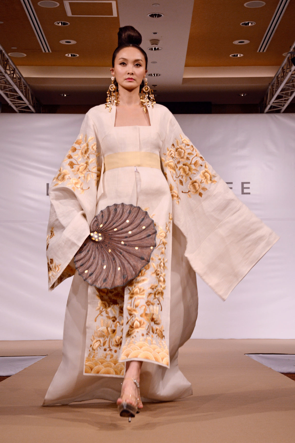 Modelka na prehliadke kórejskej dizajnérky Lee...