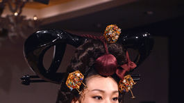 Modelka na prehliadke kórejskej dizajnérky Lee...