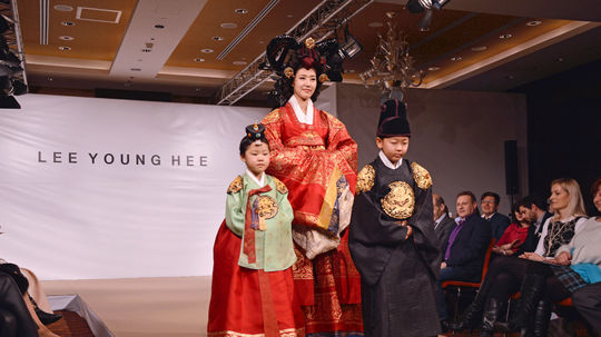 Modelka na prehliadke kórejskej dizajnérky Lee...