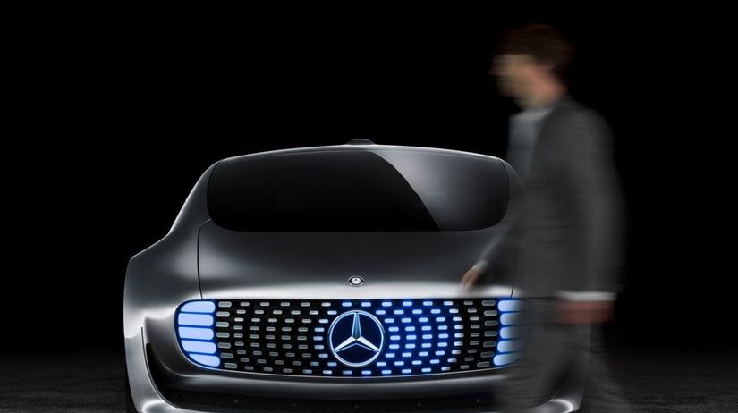 Predný LED panel slúži nielen na osvetlenie...