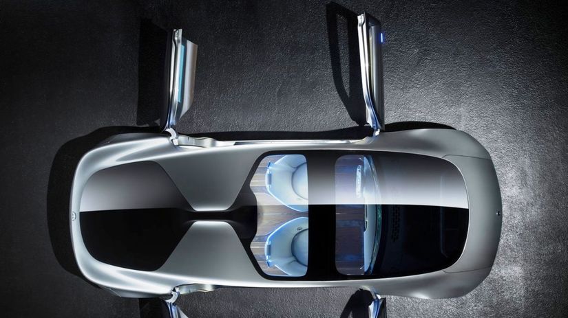 Do interiéru sa vstupuje cez štvoro dverí,...