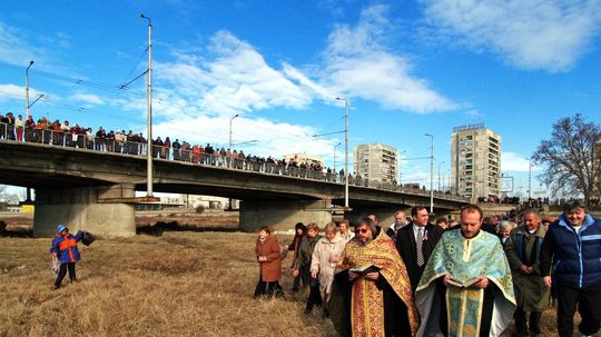 Prichádzajú pravoslávni kňazi z chrámu na breh...