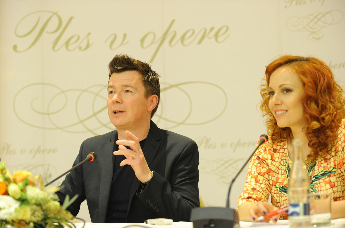 Britský spevák Rick Astley s moderátorkou Verou...