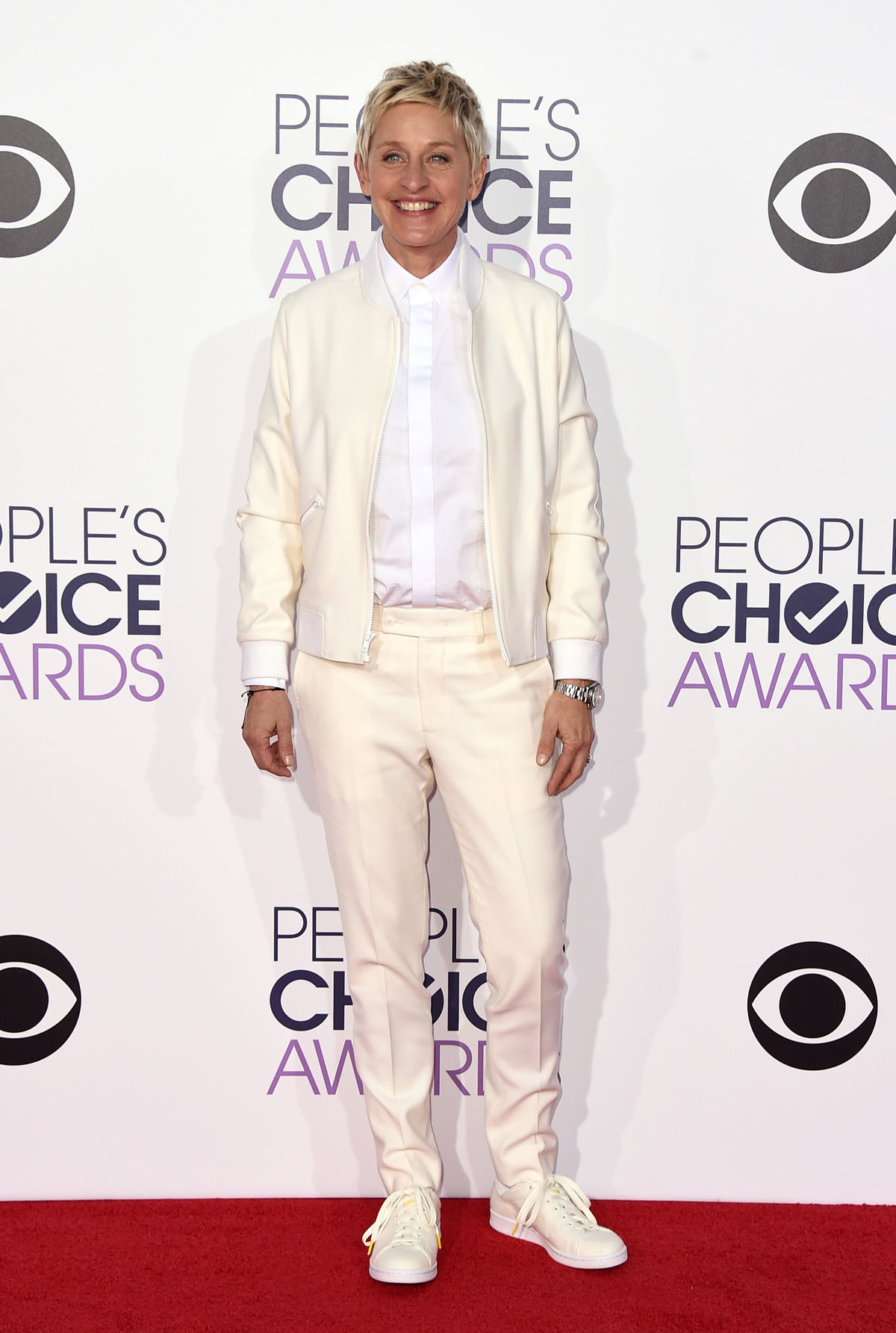 Moderátorka Ellen DeGeneres v krémovej...