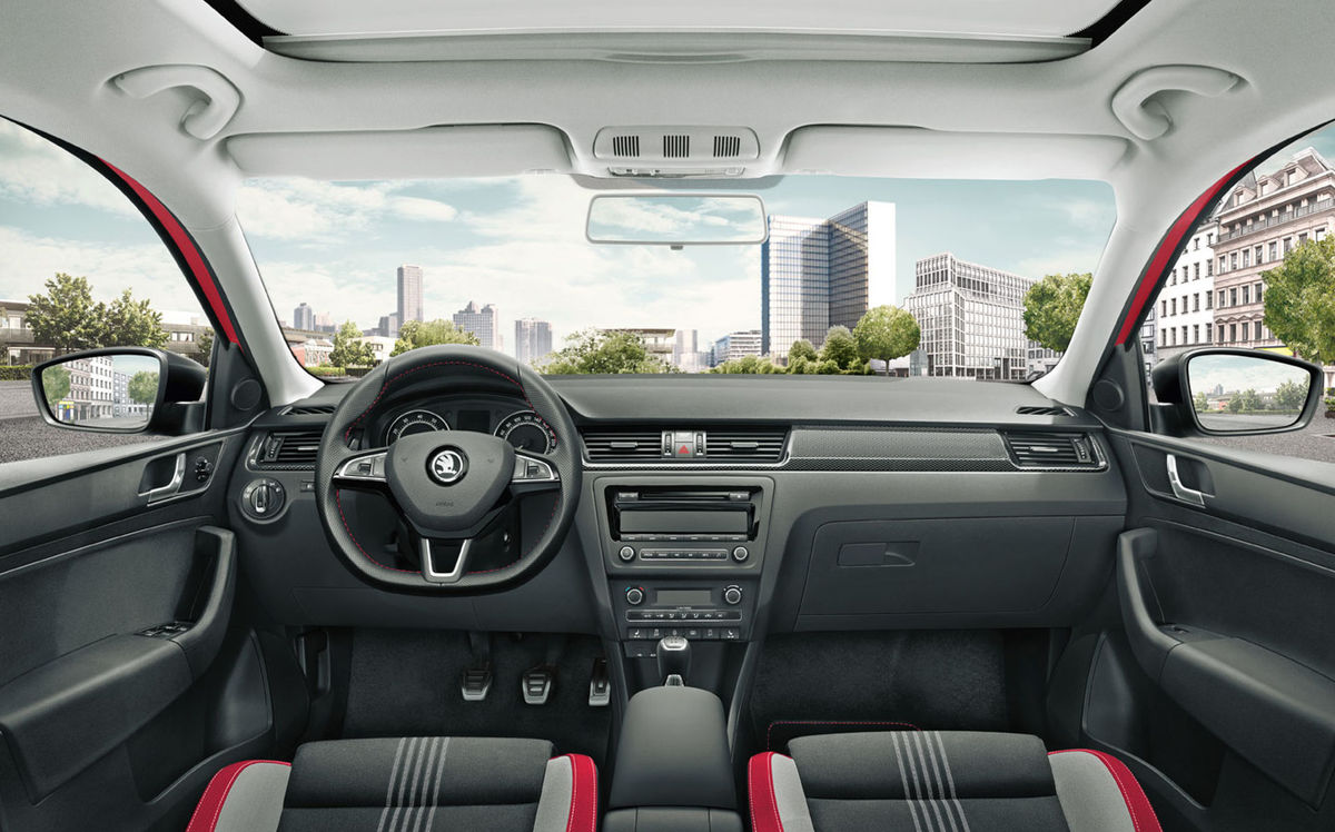 Interiér je zušľachtený športovým koženým...