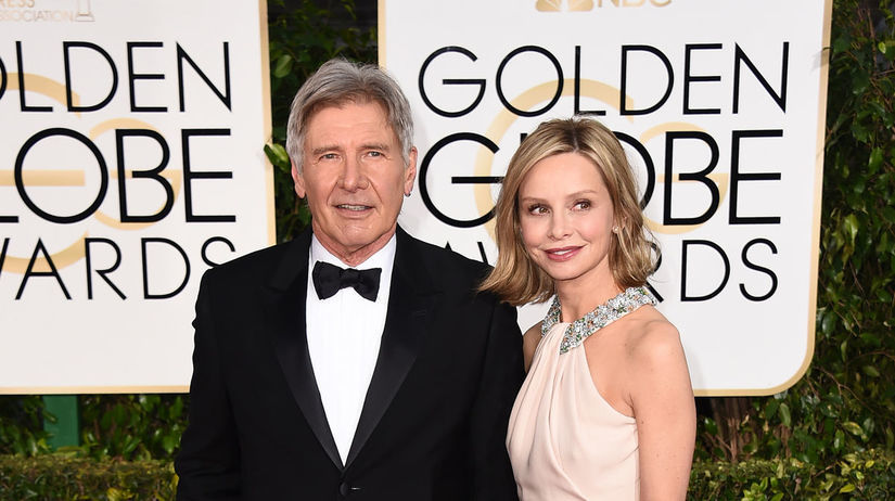 Herec Harrison Ford prišiel s manželkou...