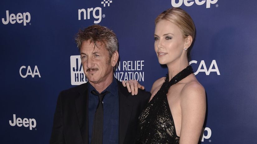 Herečka Charlize Theron a jej snúbenec Sean Penn. 