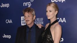 Sean Penn miluje Charlize Theron a chce sa s ňou oženiť