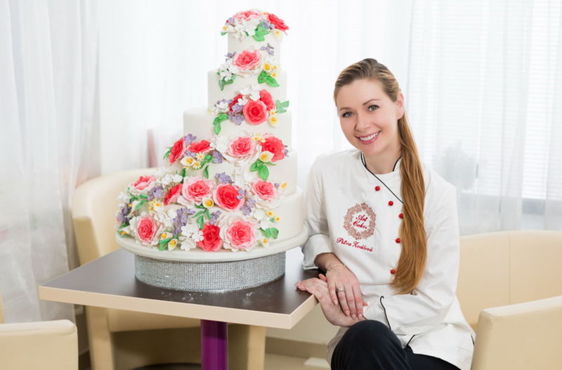 Kvety na torte, ktoré vyzerajú ako živé, možno...