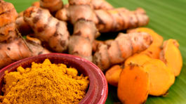 Prečo by si mali seniori okoreniť život kurkumou?