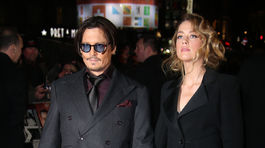  Johnny Depp a Amber Heard počas premiéry filmu...