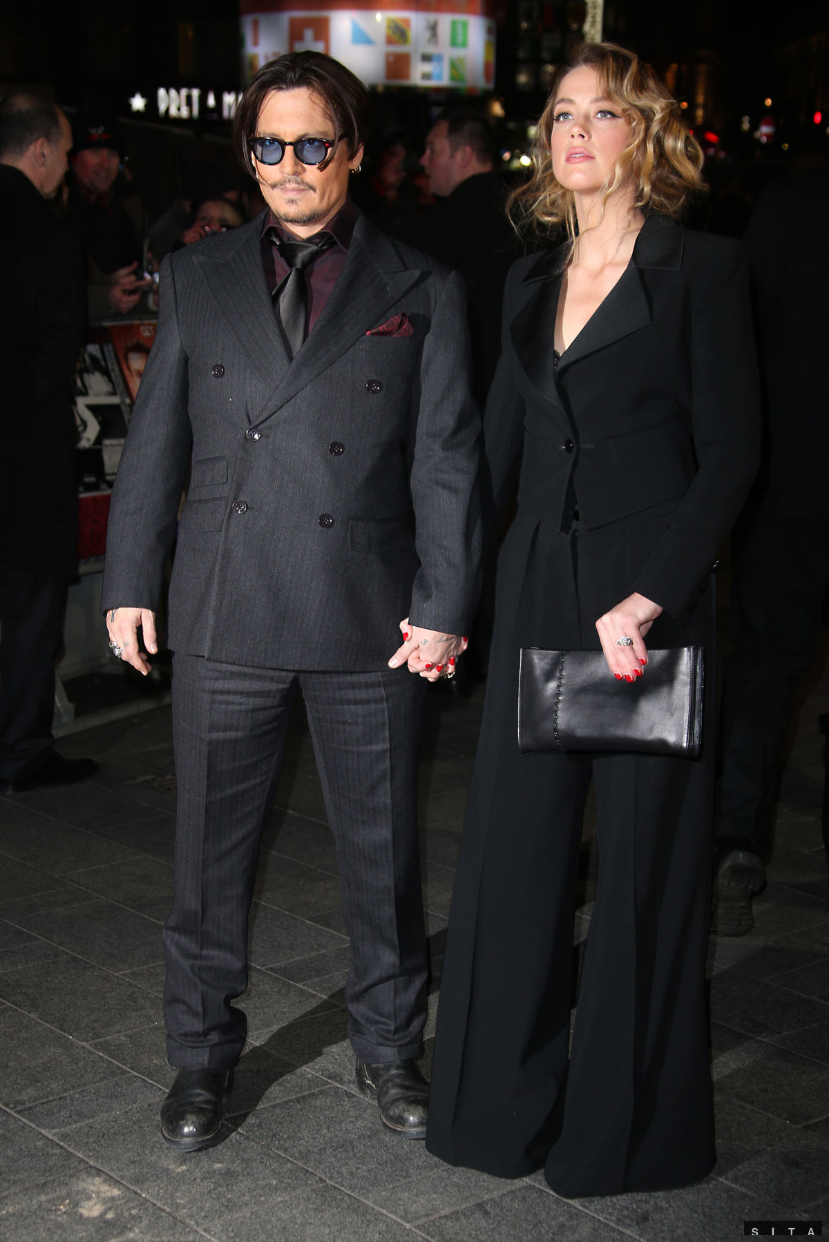 Johnny Depp a Amber Heard počas premiéry filmu...