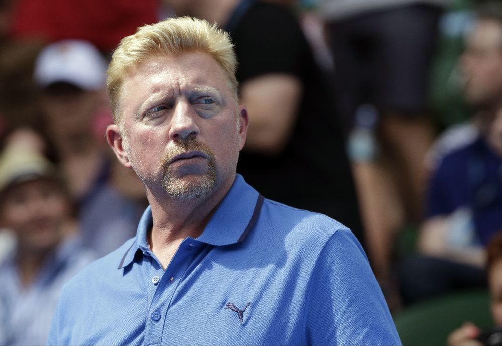 Boris Becker sleduje zápas počas Australian Open.