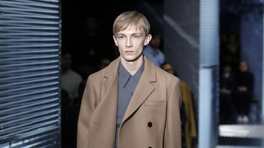 Manekýn v kolekcii Prada na sezónu jeseň-zima...