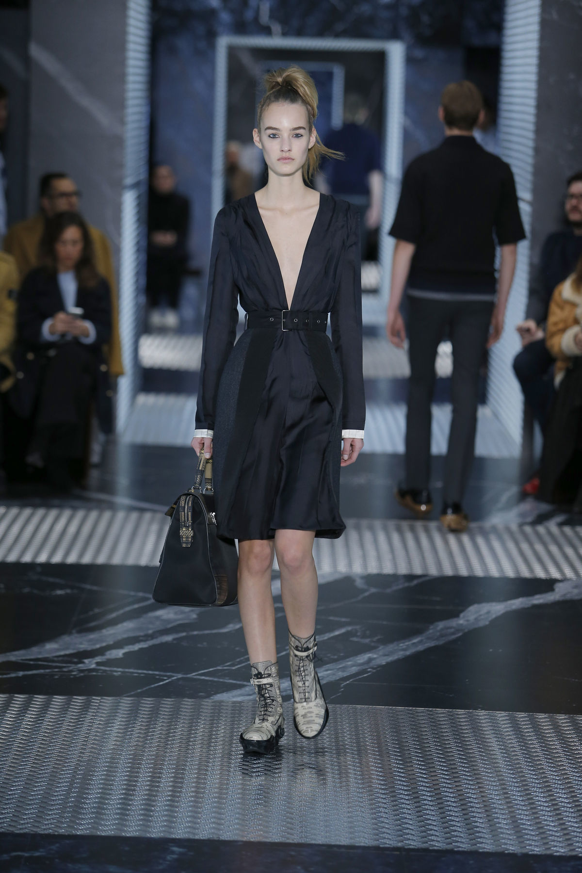 Modelka v kolekcii Prada Pre-Fall 2015.