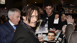 Herec Johnny Depp ochotne rozdával autogramy. 