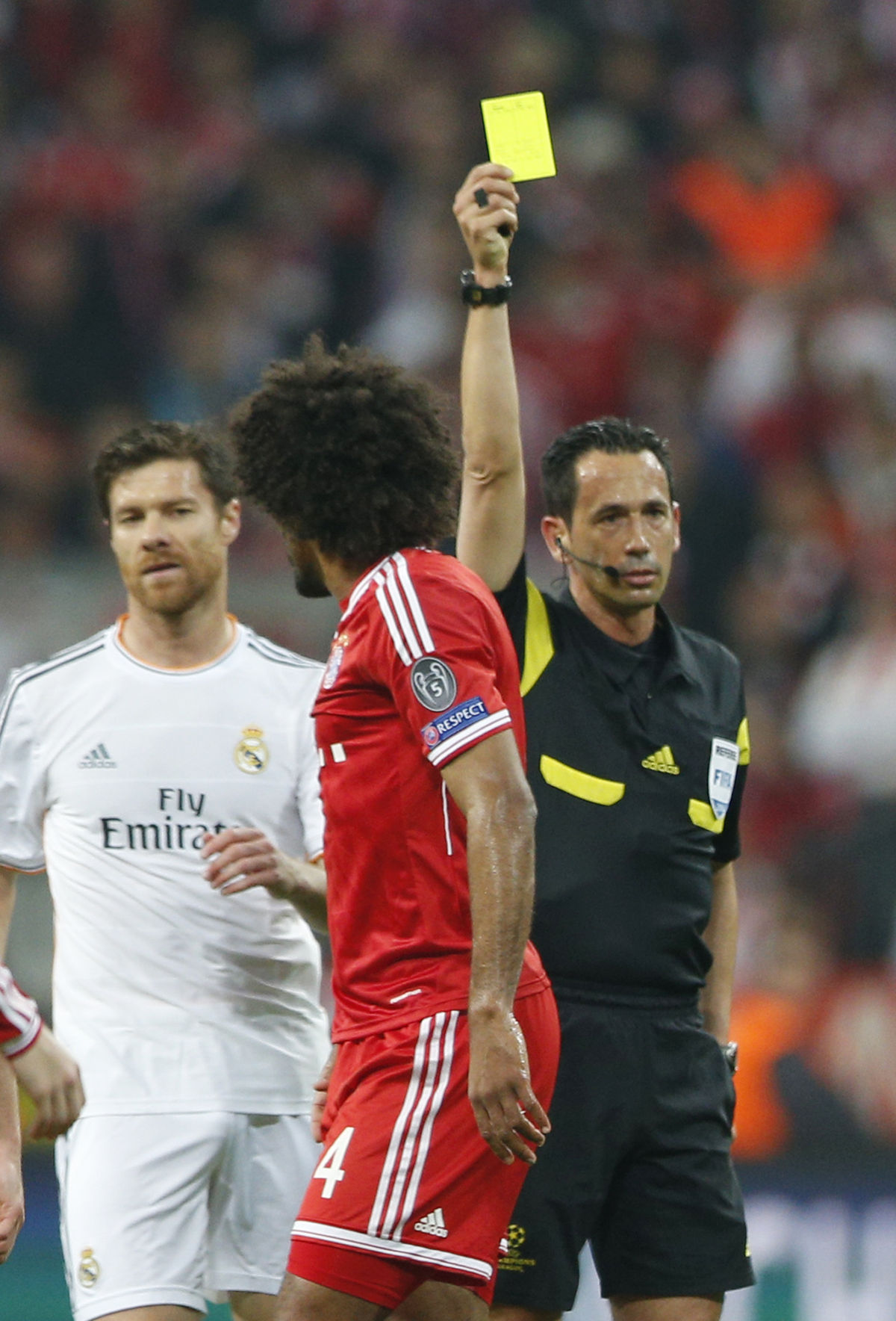 Rozhodca Pedro Proenca so žltou kartou počas...