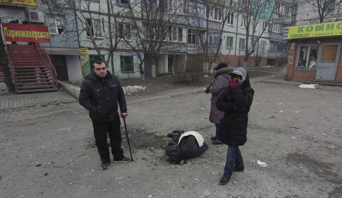 Zhrození miestni obyvatelia stoja pri jednej z...