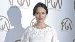 Herečka Keira Knightley v kreácii Chanel. 