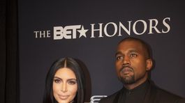 Už žiadne nahotinky?! Kim Kardashian sa predvádza ako čierna vdova