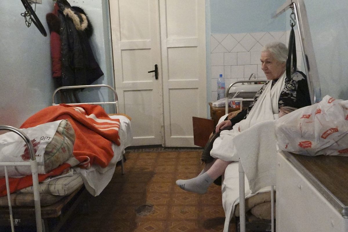 Zranená žena je hospitalizovaná v nemocnici....