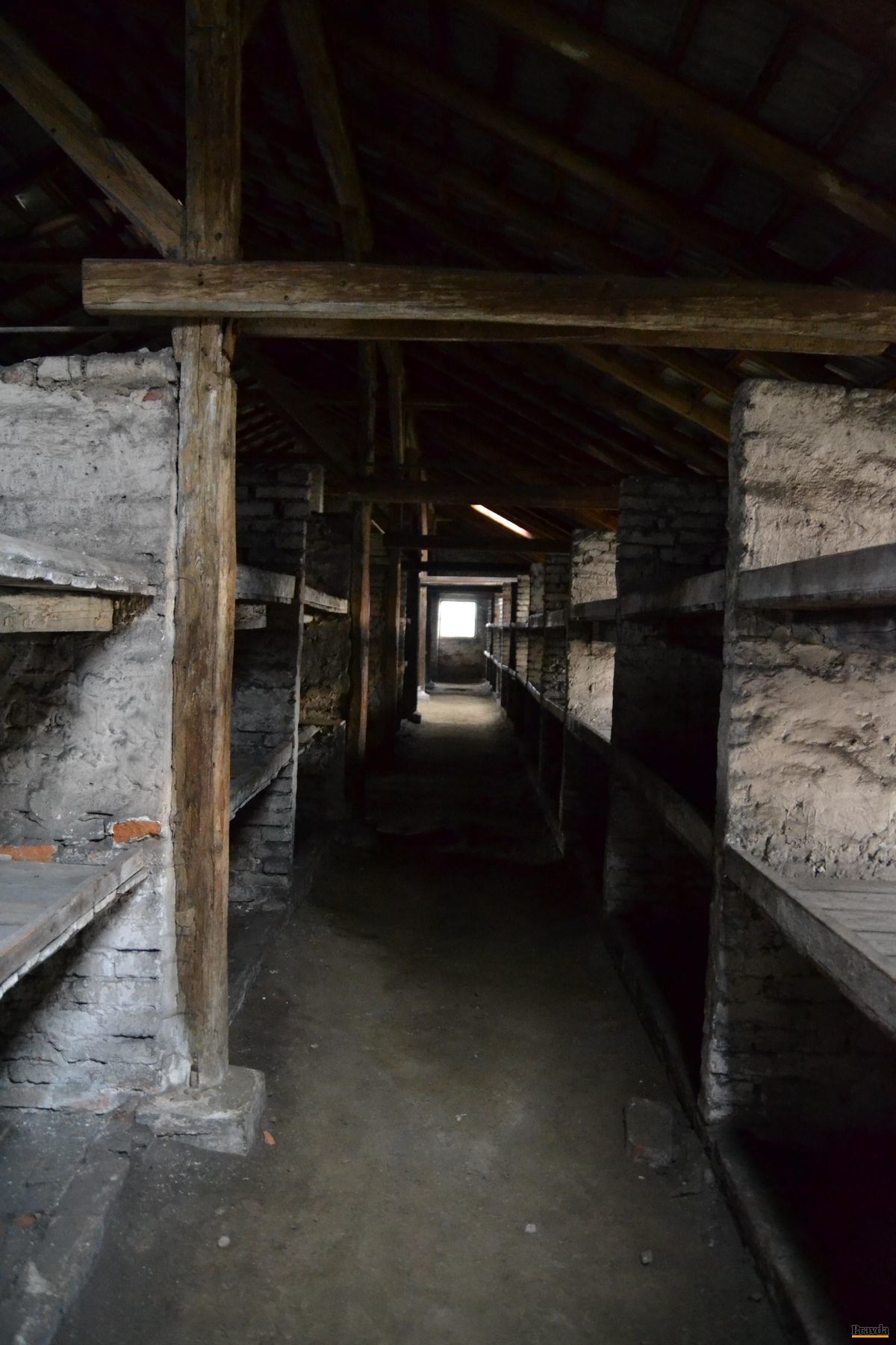 Vnútro baraku v Birkenau (Auschwitz II.).