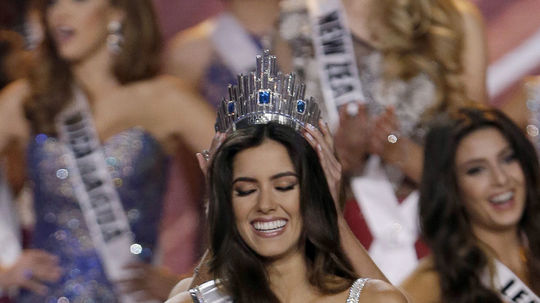 Miss  Kolumbia Paulina Vega sa usmieva po zisku...