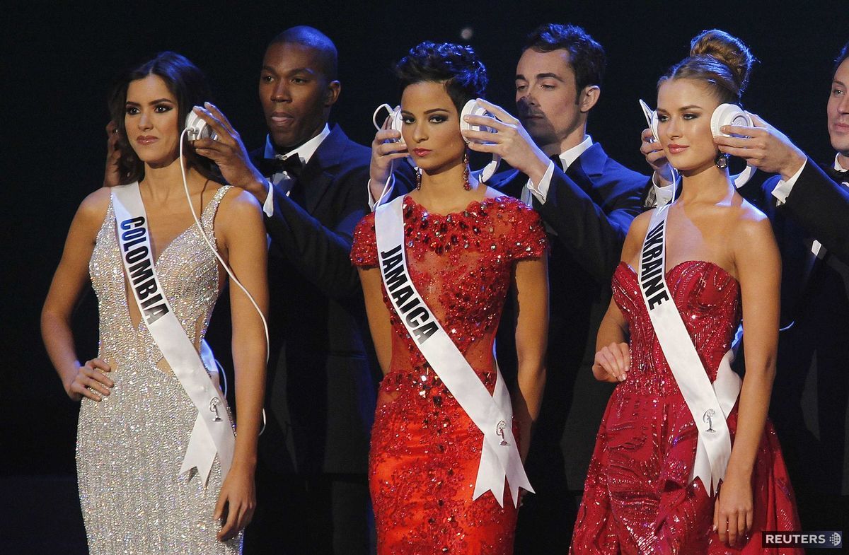Miss Kolumbia Paulina Vega (vľavo) s kolegyňami...