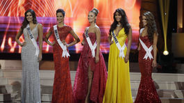 APTOPIX Miss TOP 5 súťažiacich: Zľava - Miss Kolumbia Paulina Vega, Miss Jamajka  Kaci Fennell, Miss Ukrajina Diana Harkusha, Miss Holandsko Yasmin Verheijen a Miss USA Nia Sanchez.
