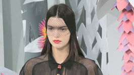 Devätnástka z klanu Kardashianiek na móle v Paríži odhalila prsia