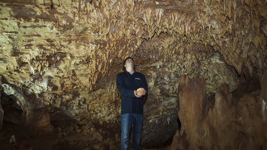 Doktor Omry Barzilai ukazuje lebku, ktorú našli...