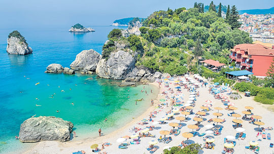 Turizmus Grécku rekordne napĺňa kasy, príjmy prekonali 16 miliárd eur