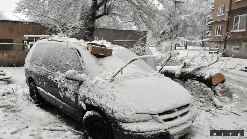 Ťažký sneh v Prešove na Pavlovičovom námestí...