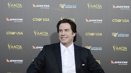 Herec John Travolta pózuje fotografom. 