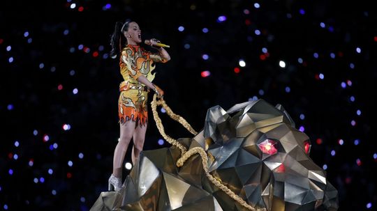 Katy Perry na vystúpení počas prestávky v Super...