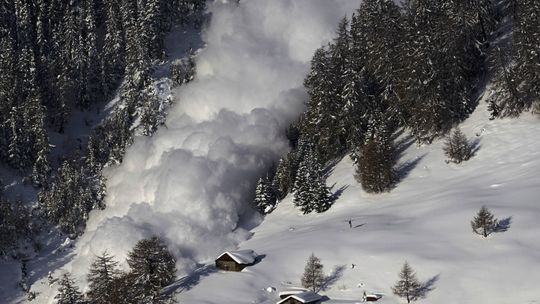 Lavína vo francúzskych Alpách zabila najmenej štyroch ľudí