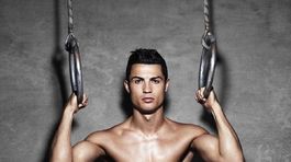 Naprataný rozkrok a tie tehličky na bruchu! Ronalda musíte vidieť