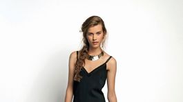 Trendy na jar radia aj zemité farby, luxus podčiarknu flitre či látky