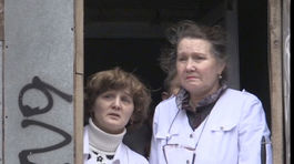 Zdravotné sestry sa pozerajú na spúšť, ktorá...