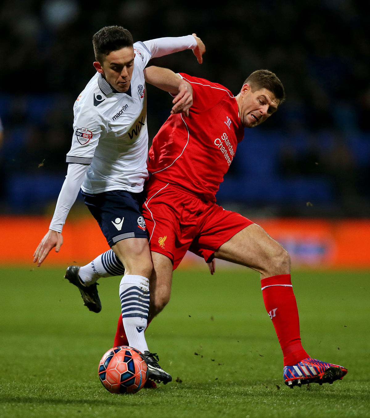 Steven Gerrard (vpravo) vo svojom 700. zápase...