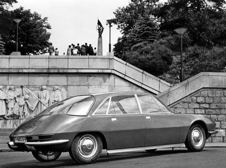 Tatra 603 X mala dlhší rázvor ako Tatra 603,...