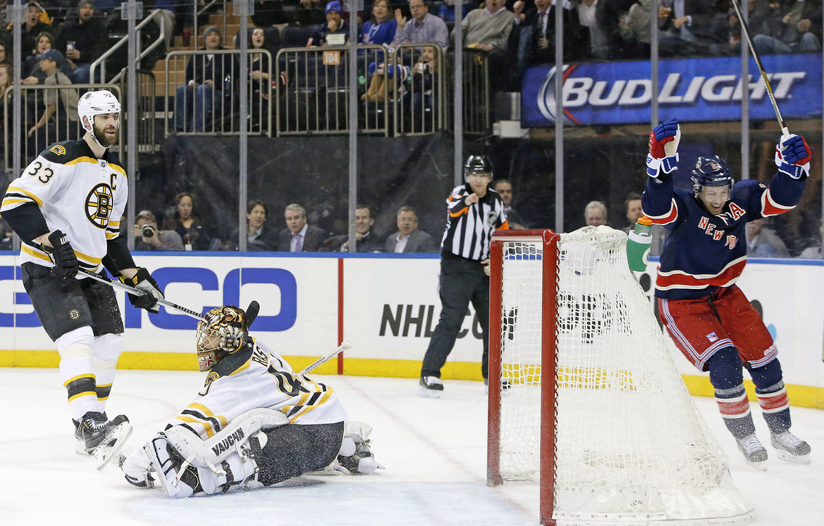 Kapitán Bostonu Zdeno Chára ani brankár Tuukka...