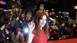 Olga Kurylenko prichádza na premiéru filmu...