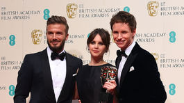 David Beckham pózuje s hercami Felicity Jonesovou a Eddiem Redmayne