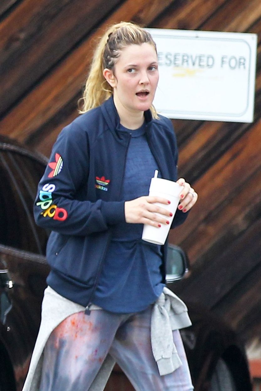 Drew Barrymore pred telocvičňou v Los Angeles.