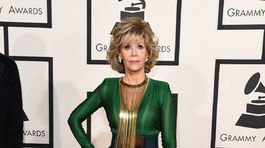 Jane Fonda dorazila v kreácii z dielne Balmain.