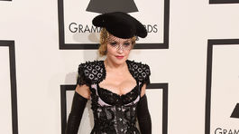 Madonna sa objavila na červenom koberci v kreácii z dielne Ricarda Tisciho pre Givenchy.