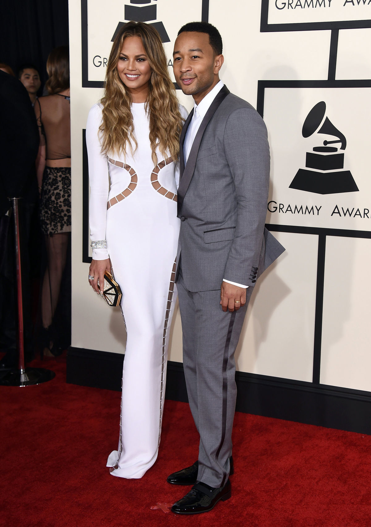 Modelka Chrissy Teigen (v šatách Emilio Pucci)...