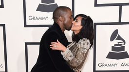 Raper Kanye West bozkáva svoju manželku Kim Kardashian.